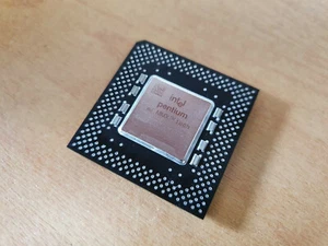 Pentium MMX 233MHz - Socket 7 Intel CPU - Picture 1 of 2