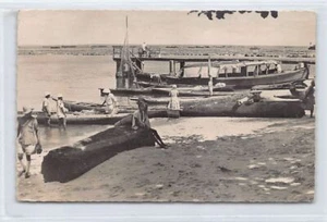 Gabon - PORT-GENTIL - Fishermen arriving at the market - Publ. Renault Michele - Picture 1 of 2