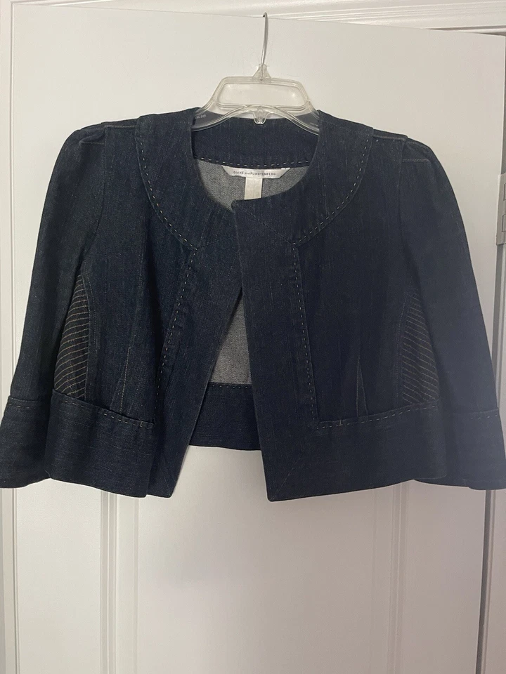 CHAQUETA CORTA VAQUERA DIANE VON FURSTENBERG. Lujo. Chaqueta vaquera. Talla 10 Foto 1 de 4