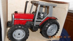New Ertl Massey Ferguson 3070 4-WD 1/16 Scale Diecast Metal Tractor Made in USA. - Picture 1 of 10