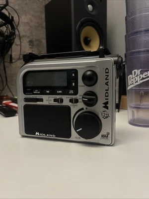 Midland ER102 Emergency Radio battery crank power weather alert AM/FM flashlight - Image 1 of 4