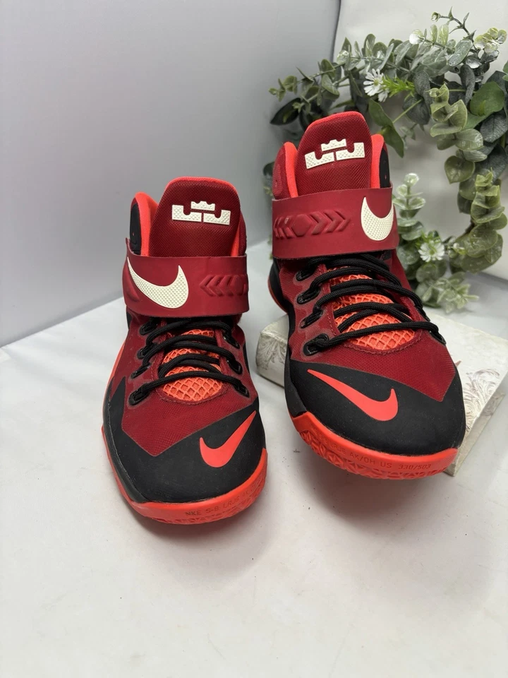 耐克 LeBron James Zoom Soldier 8 运动鞋黑色大学红色 6.5 码青少年 — 第 1/4 张图片