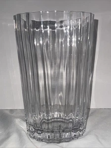 Jarrón de vidrio con flores Vera Wang 8”L X 5”W - Imagen 1 de 4