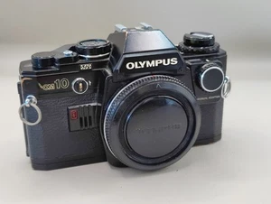 Olympus fotocamera reflex pellicola nera OM10 + tappo + adattatore manuale. TESTATO - Foto 1 di 6