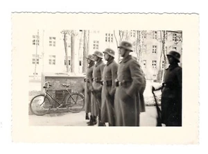Altes Foto Soldaten Uniform Stahlhelm Fahrrad - Picture 1 of 1