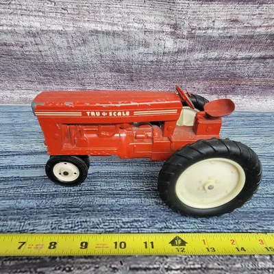 Vtg Tru-Scale 1/16 scale International Harvester die-cast n/frontend tractor red - Image 1 of 4