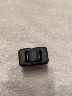 VOLVO 740 760 940 960 (1985-95)REAR POWER WINDOW SWITCH Part Number 1347061 - Image 1 of 4