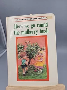VINTAGE A Puppet Storybook Here We Go Round the Mulberry Bush T. Izawa 1968 - Imagen 1 de 4
