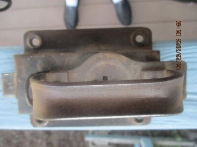 Antiguo pestillo de puerta de granero original pestillo de cobertizo con mango en D bloqueable Creído 1900 c Foto 1 de 4