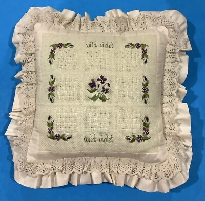 "Almohada punto de cruz violetas salvajes 16x16"" volantes romántico Shabby Chic" Foto 1 de 4
