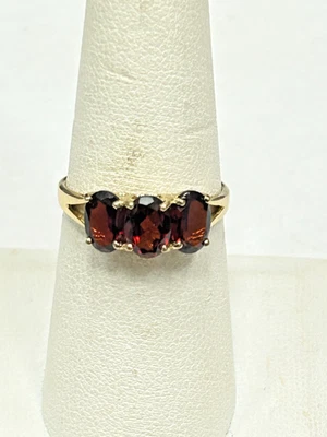 Vintage 10k Yellow Gold Three Oval Gemstone Red Garnet Ring Size 7.75 Estate - Image 1 of 4
