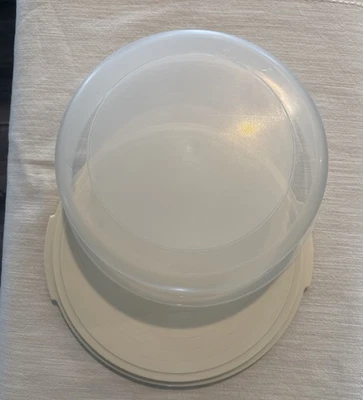 VINTAGE RUBBERMAID 11" CAKE SERVIN SAVER CARRIER  #0093 ALMOND BASE - Image 1 of 4