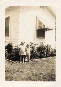 Vintage Foto schöne Schwester & Bruder Junge Mädchen Gartenschlauch glücklich - Bild 1 von 2
