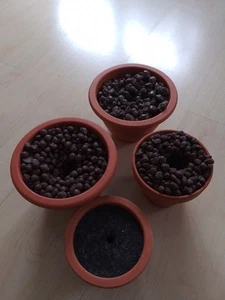 4 Stück Terracotta-Töpfe mit Steckmasse Künstlichen Steinen für Kunstblumen - Bild 1 von 10