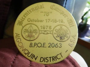 EH SCOUT BSA 1975 BICENTENNIAL BPOE ALGONQUIN DISTRICT CT METAL MEDALLION DISK ! - Foto 1 di 4