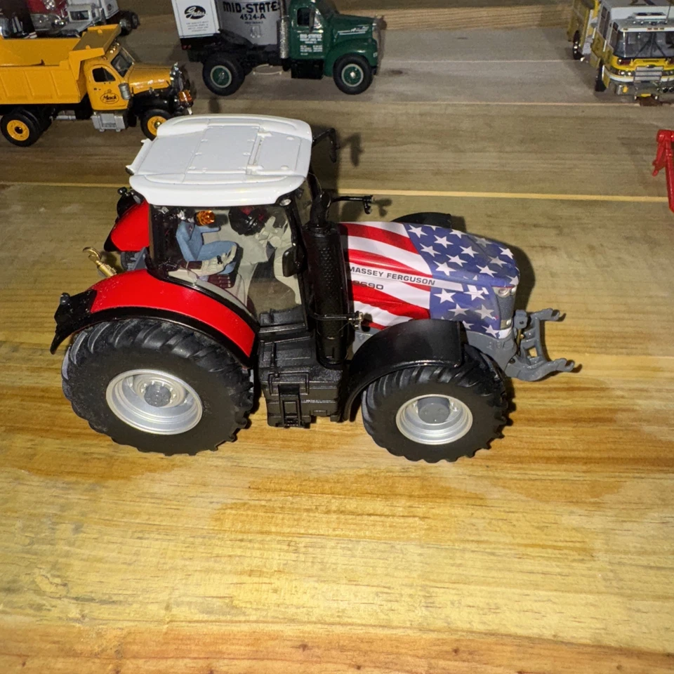 UNIVERSAL HOBBIES 4204 1:32 SCALE MASSEY FERGUSON 8690 USA FLAG LIMITED EDITION - Image 1 of 4