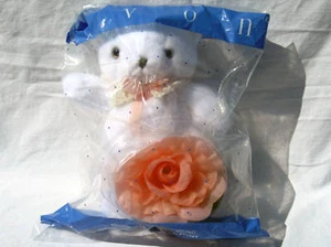 Ramillete rosa de oso blanco de felpa Avon Bearing Blossoms nuevo en caja - Imagen 1 de 3