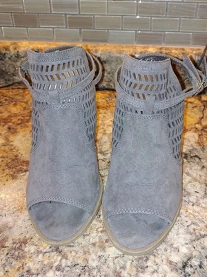 AMERICAN EAGLE Gray Faux Suede Women's open toe High Heel Shoes Sandals Size 7 - Image 1 of 4
