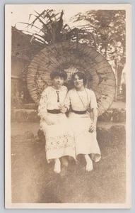 Retrato, dos mujeres con elegante paraguas postal RPPC - Imagen 1 de 2