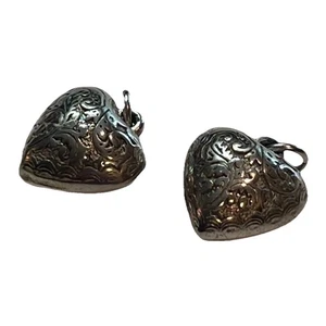 Zwei silberfarbene geprägte aufgeblähte Herz Charm Anhänger | Schwesternliebe - Bild 1 von 6