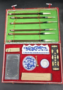 Juego de caligrafía china vintage caja de seda cepillos piedra de tinta y palos reposa dragones - Imagen 1 de 13