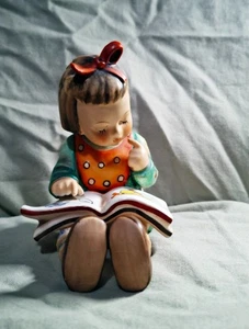 Goebel Hummel Bookworm Girl marca registrada "Last Bee" principios de 1970 excelente estado. - Imagen 1 de 7
