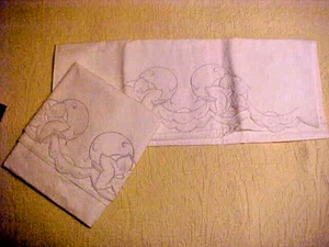 SALE!! VTG Cutwork Pillowcases w/ White Lilies SALE! - Picture 1 of 2