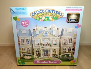Calico Critters Cloverleaf Corners Manor Dollhouse Grand Hotel Sylvanian Familie - Picture 1 of 24