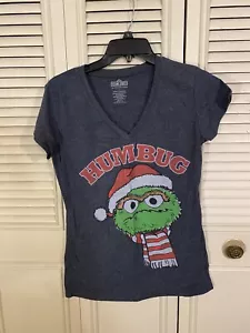 Sesame Street Juniors Large Gray Oscar The Grouch Humbug Holiday T-Shirt V-Neck - Picture 1 of 4