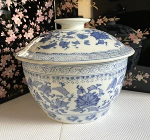 Vintage Blue and White Chinese Porcelain Serving Bowl With Lid - Picture 1 of 9