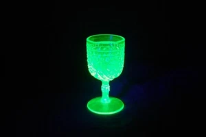 SCHÖNER VIKTORIANISCHER RICHARDS HARTLEY VASELINE URAN MIKADO WEIN HERZLICH 1880er - Bild 1 von 5