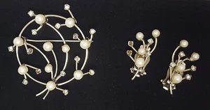 Vintage Faux Pearl Rhinestone Brooch Earrings Set Silver Tone Vine Wreath Design - Picture 1 of 18