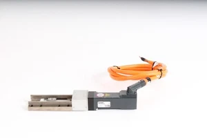 Beckhoff AM8112-0F20-0000 Servomotor mit CXN6030-S2PN-P1-YX Tisch und Kabel - Bild 1 von 3