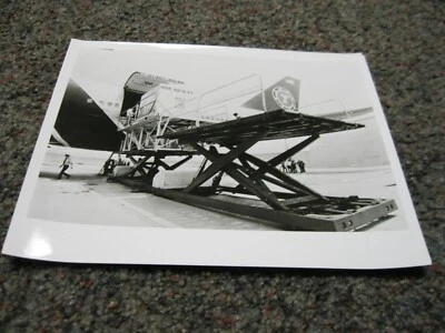 Flying Tigers 747 carregamento 8"x10" fotos envios utensílios domésticos - Imagem 1 de 2