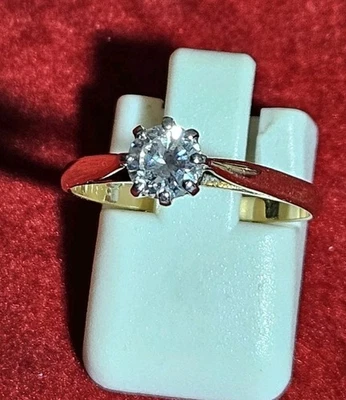 Anillo solitario de diamantes de corte redondo de oro amarillo de 18 quilates piedra única tamaño O medio quilate Foto 1 de 4