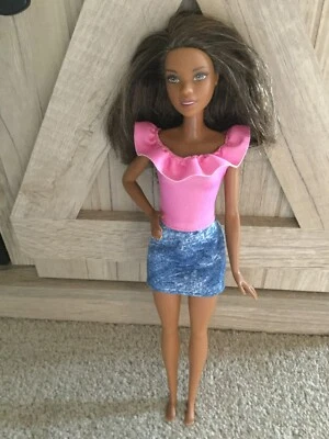 Muñeca Barbie 2018 Mattel You Can Be Anything Stylist #FJB36 vestido solo azul y prendedor Foto 1 de 4