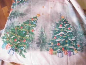 Tahari Weihnachten Gold Schneeflocke Schneewald 60x84 Tischdecke - Bild 1 von 13