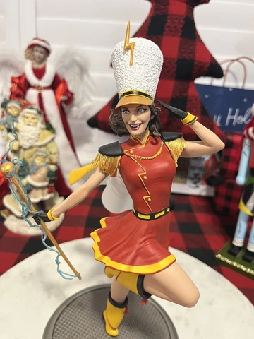 DC Bombshells Mary Shazam! Statue Cover