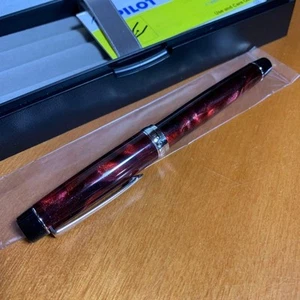 Pilot Custom Heritage SE mármol rojo plumín 14K medio con convertidor envío... - Imagen 1 de 8