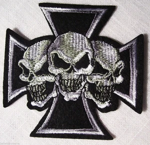 ÉCUSSON PATCH BRODÉ thermocollant ** 9 x 9 cm ** CROIX et 3 TÊTES de MORT - Picture 1 of 1