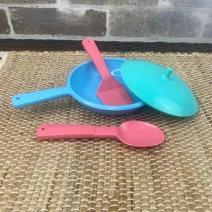 Vintage Little Tikes frying pan with lid, spatula and serving spoon play set - Picture 1 of 8