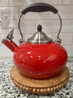 Tetera de acero con silbido esmaltado rojo Chantal Foto 1 de 4