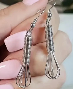 Nuevo Adorable Miniatura 3D Cocina Batidor Pendientes Colgantes Chef Panadero Cocinero  - Imagen 1 de 5