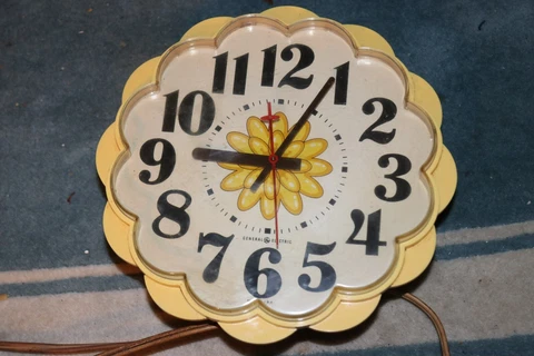 Vintage 1960s GE General Electric USA Yellow Daisy Flower Wall Clock Model 2197A Cover