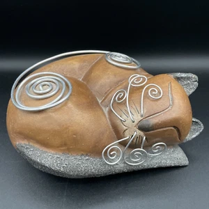 Gato durmiente de madera tallado a mano con bigotes y detalles de alambre plateado - Imagen 1 de 6