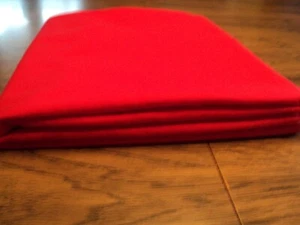 Neu, rot, Baumwollmischung, rechteckige Tischdecke - Maße 53" x 88" - Bild 1 von 2