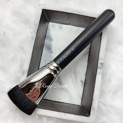 Cepillo de contorno superior plana Mac 163 (base crema iluminador de contorno) Foto 1 de 4