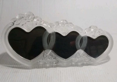 Marco de fotos de tres corazones con diseño de rosa esmerilada, vidrio pesado, Mikasa Rosemont Foto 1 de 4