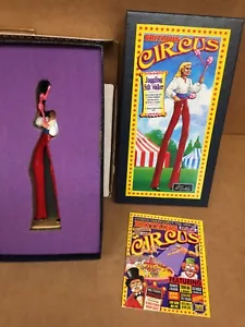 1997 MADE IN ENGLAND BRITIANS CIRCUS FIGURA IN METALLO GIOCOLERIA UOMO SU PALAFITTE #8670 - Foto 1 di 5