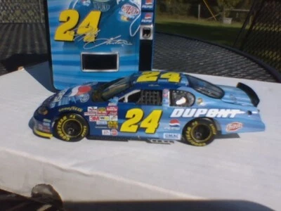 Jeff Gordon 1/32 2003 #24 Pepsi Chevy Monte Carlo com lata de colecionador Pepsi - Imagem 1 de 4